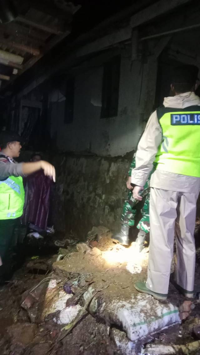 BENCANA TANAH LONGSOR DESA SOJOKERTO, KECAMATAN LEKSONO